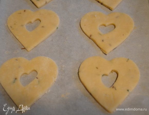 На противни выложим бумагу для выпечки.Перенесем осторожно на противень все печенья. И поставим в холодильник на 15 мин.