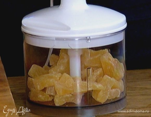 Ананасовые цукаты измельчить в блендере.