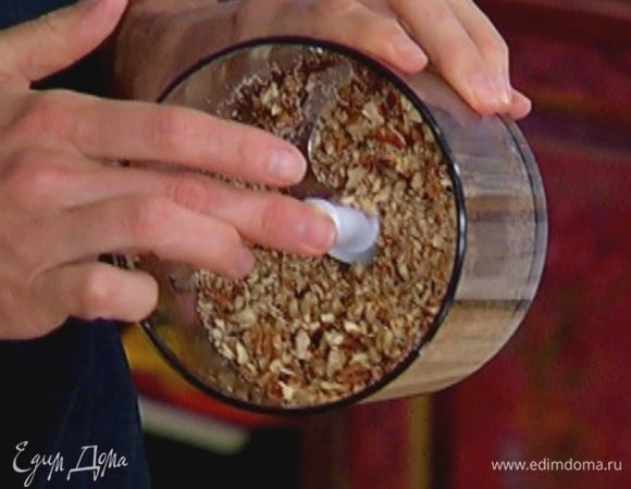 Орехи измельчить в блендере в крупную крошку.