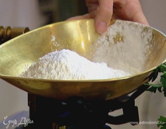 Муку перемешать с солью и разрыхлителем.