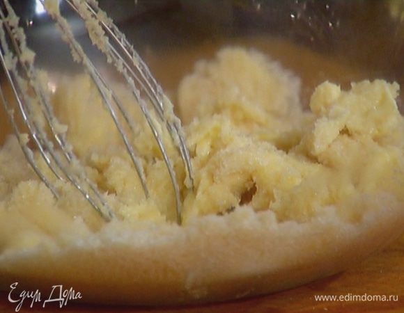 Сахар и 80 г предварительно размягченного сливочного масла растереть, затем взбить миксером.