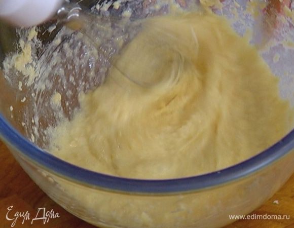 Когда масляно-сахарная смесь посветлеет, не прекращая взбивать, ввести яйца.