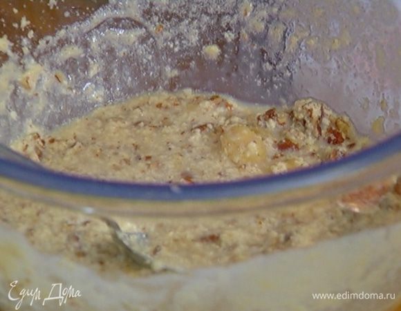 Влить молоко, добавить ананасы и орехи, все перемешать.