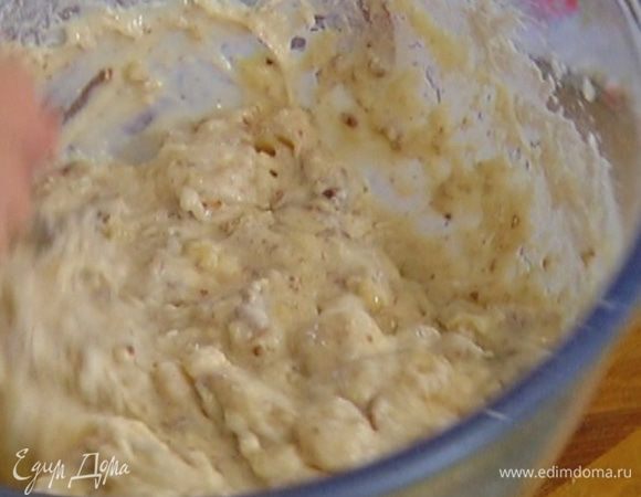 Всыпать муку с разрыхлителем и вымешать тесто.