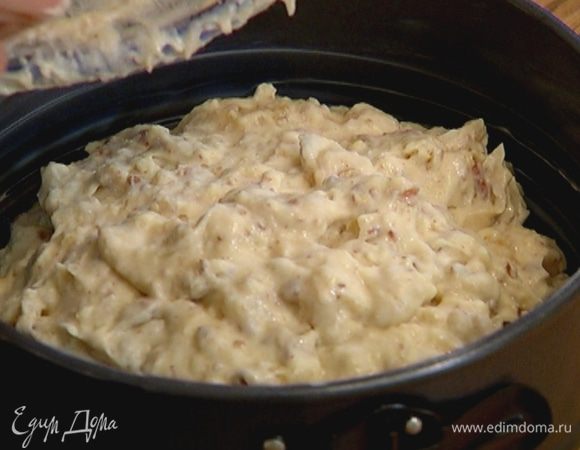 Дно и бока разъемной формы для выпечки смазать оставшимся маслом, выложить тесто и разровнять.