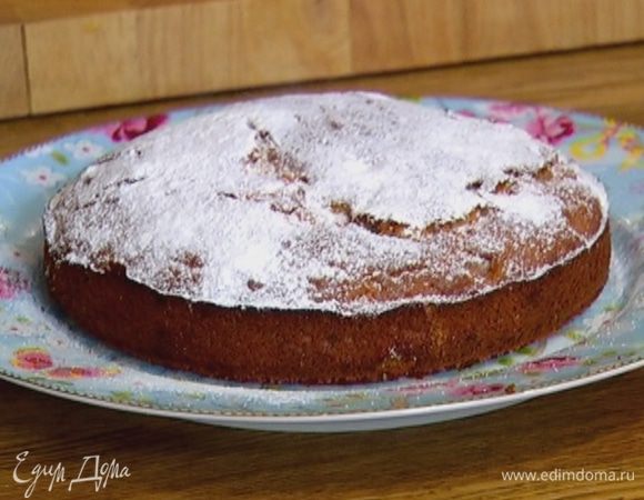 Выпекать пирог в разогретой духовке 35–40 минут. Готовый пирог посыпать сахарной пудрой.