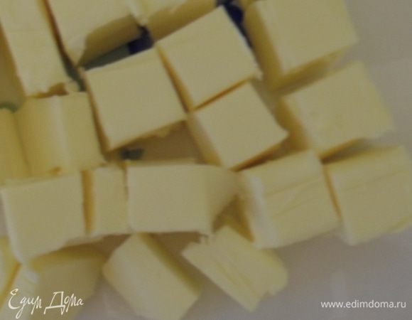 Холодное масло нарезаем кубиками.