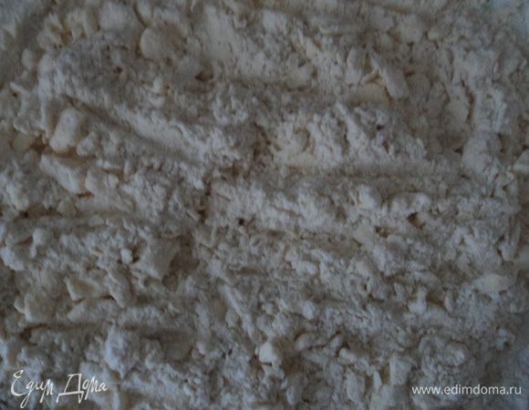 Добавляем муку и соль, рубим в крошку. 