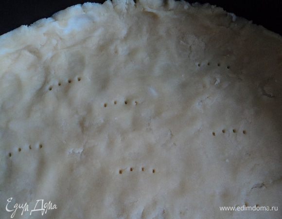 По истечении времени достаем тесто и выкладываем в форму, сделав бортики. Накалываем вилкой и отправляем на 15 минут в духовку при 200 гр.