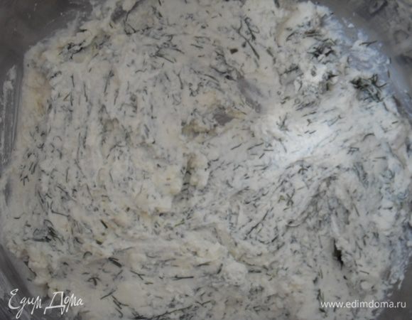 Разминаем брынзу с зеленью. 