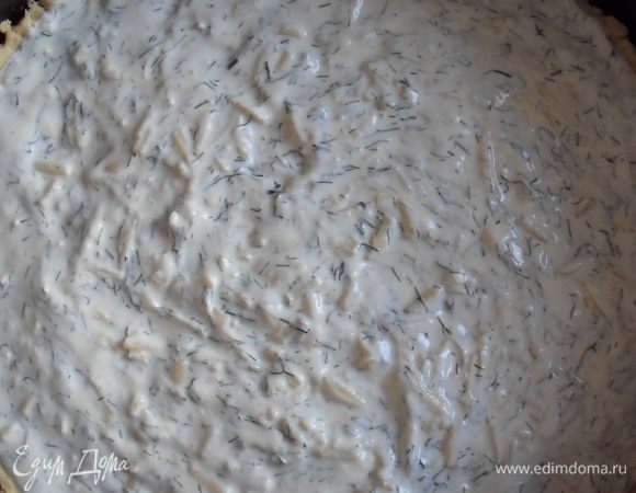 К брынзе добавляем половину натертого твердого сыра, яйца. Перчим и солим по вкусу (не забываем, что брынза и так довольно соленая), перемешиваем, добавляя сливки.  Должна получиться густая масса. Выкладываем начинку на пропеченое тесто.