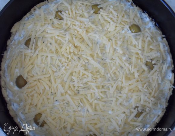 На начинку кладем нарезанные оливки (у меня они разрезаны пополам). Посыпаем оставшейся половиной сыра. 