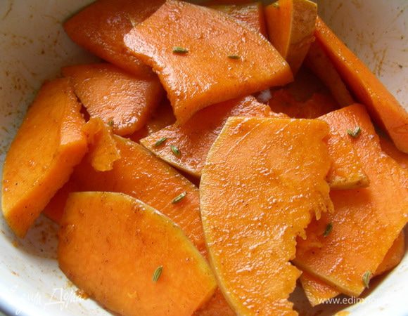 Перекладываем ее в глубокую тарелку, добавляем масло, специи, немного соли и черного перца. Все тщательно перемешиваем, чтобы каждый кусочек был пропитан. Выкладываем тыкву на противень на бумагу для выпечки и запекаем в духовке 220 гр/200гр конвекция минут 25 до мягкости и легкого карамелизирования по краям. 
