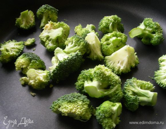 Идеально это блюдо готовить в воке. Если ее нет, то можно, как и я, в обычной сковороде. Брокколи разбираем на небольшие соцветия. Наливаем в сковороду немного воды, выкладываем брокколи. В рецепте рекомендуют готовить ее 3 минуты. В воке она, возможно, проготовится за это время, а у меня в обычной сковороде нет. Так что я ее томила подольше - минут 10, наверное, и периодически пробовала. До мягкости ее доводить не надо, она должна оставаться твердоватой.
