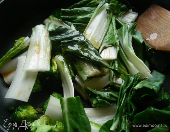 Добавляем крупно порезанный бок чой, соевый соус, уксус, мед и готовим еще минут 5 до мягкости овощей. Если вместо бок чоя использовать шпинат, то свежий добавляем также, он готовится несколько минут. Если шпинат замороженный, то его надо разморозить, слить воду и потом добавлять. Что касается зеленой фасоли, то тут возможны варианты. Замороженную фасоль я бы добавила вместе с брокколи, так она должна успеть проготовиться. А вот свежую фасоль я бы бланшировала до состояния, близкого к готовому и добавила бы на этом этапе, чтобы она пропиталась соусом.  

