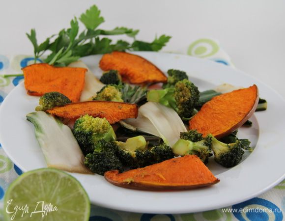 Выкладываем овощи на тарелки, можно украсить листьями кинзы и дольками лайма. Может быть самостоятельным овощным блюдом или гарниром к азиатским блюдам из  мяса, птицы, рыбы. Приятного аппетита))