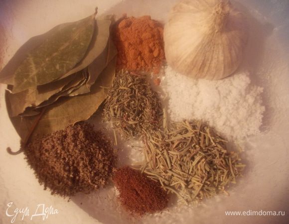 Приготовьте специи и хорошенько их растолките в ступке.
