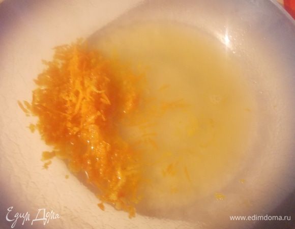 Натрите цедру апельсина и выдавите  из него сок.