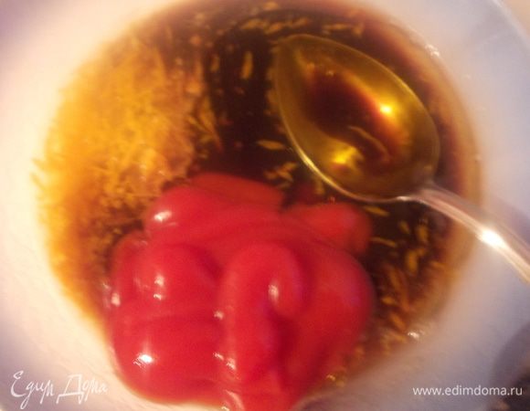 К цедре с соком добавить кетчуп, масло, уксус и все специи.