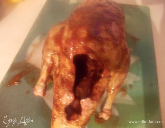 Обмазать утку половиной соуса.