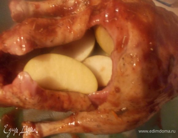 Нафаршировать яблочками(можно добавить дольки апельсина). Поставить в духовку на полтора часа при 180 С. Поливая, при этом, выделившимся соком.