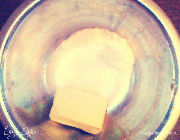 Смешайте коричневый и обычный сахар в большой миске. Добавьте размягченное до комнатной температуры сливочное масло и перемешайте, пока смесь не станет рассыпчатой.