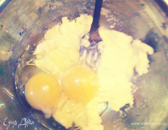 Добавить яйца и ванильный экстракт, смешивая до тех пор, пока масса не станет светлой и пышной.