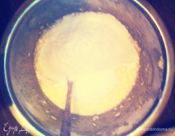 В отдельной миске смешайте муку, соду и соль. Добавьте в сахарную смесь, осторожно смешивая.
