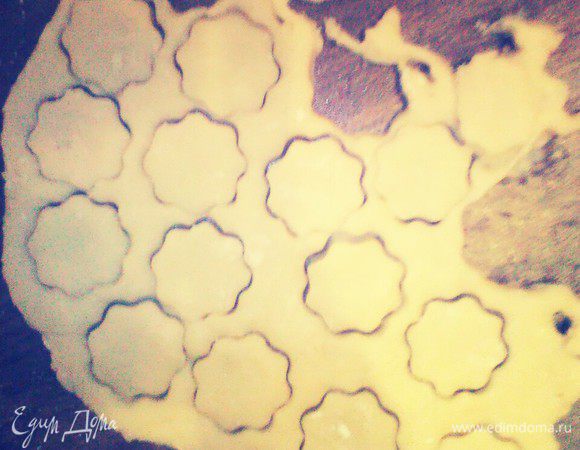 Печенью можно придать любую форму. Затем обваляйте каждую печеньку в смеси корицы и сахара. Поместите печенье на сухие противни и выпекайте при температуре 150 С 18-20 минут.