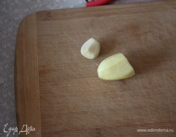 Чеснок и имбирь чистим.И натираем на мелкой терке.