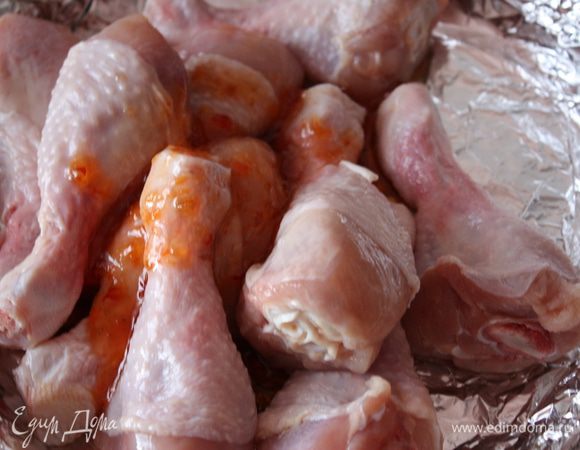 Ножки выкладываем в форму или на противень. Добавляем растительное масло,рыбный соус и сойс чили.