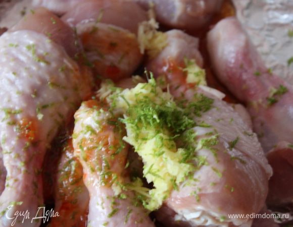 Туда же отправляем тертую цедру лайма,натертые имбирь и чеснок.