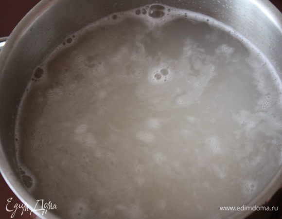 Теперь рис. Всыпаем в 250 мл кипящей воды (не солим) наш рис и варим до готовности (примерно 20 минут).