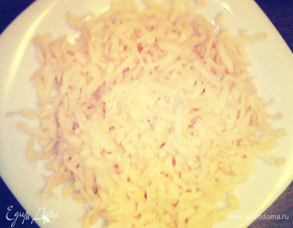 Сыр натереть на крупной терке.