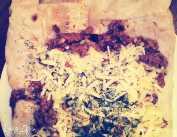 Каждый слой накрыть листом лаваша. Должно получиться многоярусное блюдо.