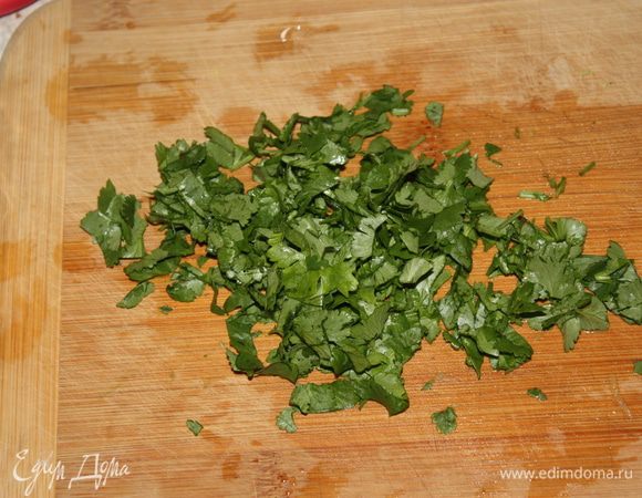 Кинзу мелко рубим.