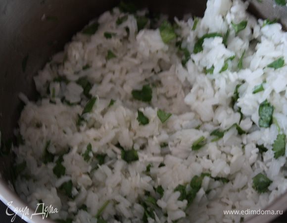 В свежесваренный рис добавляем 4 ст.л. кокосовой стружки и кинзу. Как это вкусно)))))