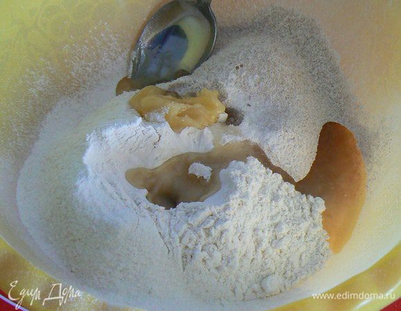  просеять муку,добавить масло,мед,соль