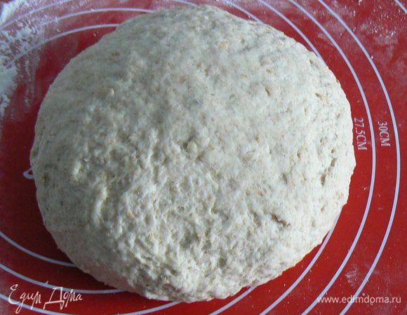 Замесить мягкое эластичное, слегка липкое тесто, месить руками в течении 10-15 минут (или миксером минут 5).
Большую миску смазать раст. маслом и положить в неё тесто, накрыть и оставить подходить 1 час.  