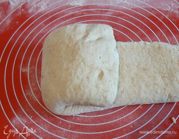 Теперь берём один конец и так же немножко растягивая загибаем его к середине. 