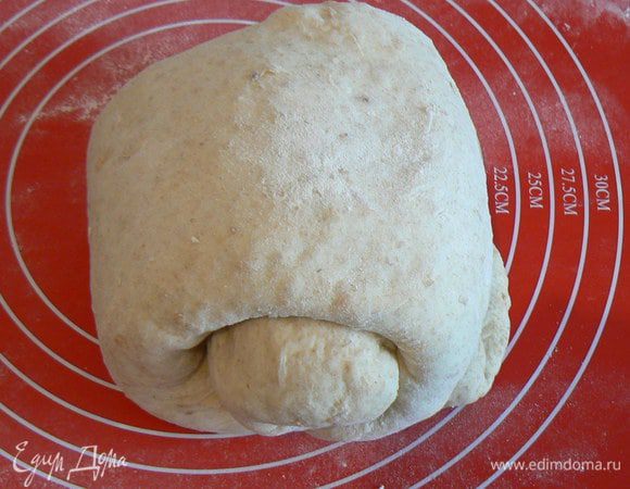 Так же и другой конец. Кладем тесто швом на низ на стол, придаём ему форму шара и кладём опять в чашку. Оставляем минут на 40.