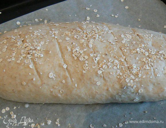 Заранее прогреть духовку на 240°.
На хлебе сделать разрезы и  выпекать хлеб до готовности минут 30-40.
Готовый хлеб остудить на решётке.
