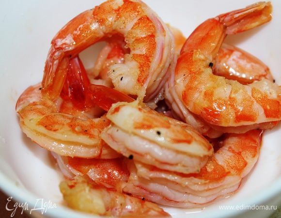 Добавить сахар (щепотку) и свежемолотый перец, затем забросить креветки с хвостиками буквально на 1 минуту. Обжарить и аккуратно выложить их в отдельную миску (для украшения готового блюда)