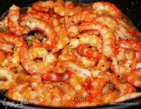 После этого забросить все остальные креветки, посолить и поджарить со всех сторон...добавить вино (оно придаст пикантный вкус и аромат после испарения)