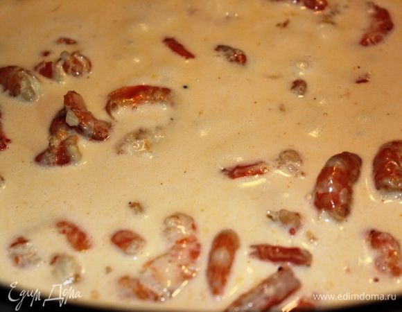 Тушить примерно минут 10 на медленном огне до тех пор, пока сыр не расплавится и соус немного загустеет...он должен получиться однородным