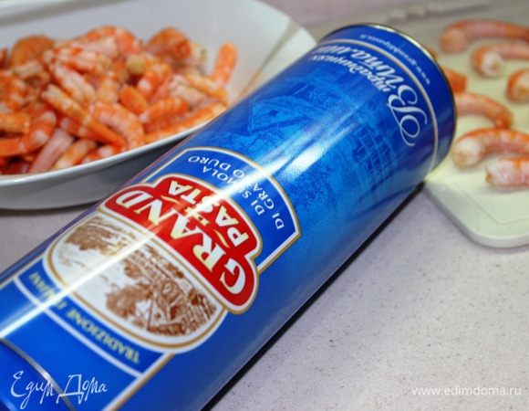 В это время отварить пасту в подсоленной воде.  Я предлагаю использовать спагетти итальянского производства. От качества пасты очень многое зависит