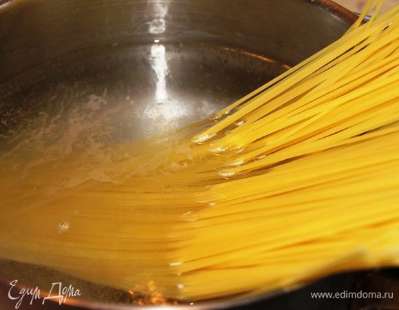 Варить следует недолго. Например, если на упаковке указано 10 минут, то варите всего 5-6 минут