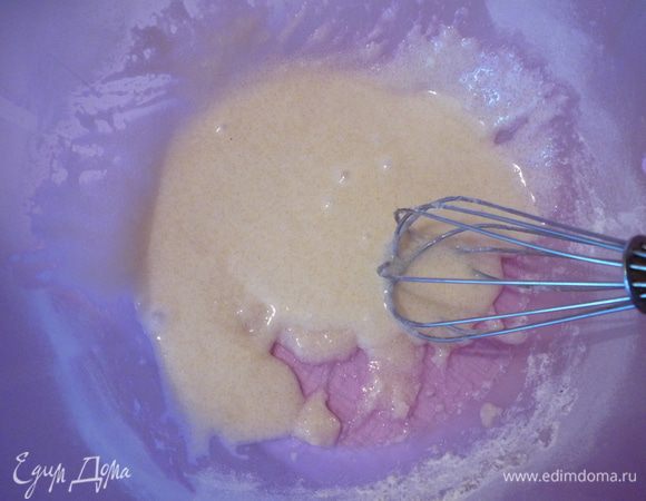 Для шоколадной прослойки:
В небольшой миске соединить белок, сахар, муку и хорошо перемешать до получения однородной массы.