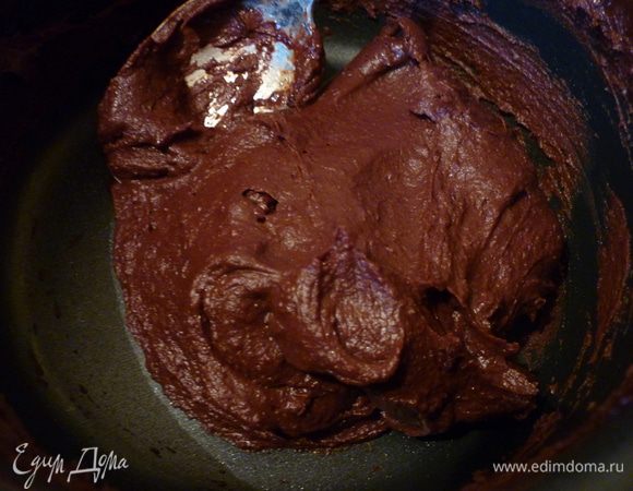 В кастрюльке вскипятить молоко, добавить какао и быстро перемешать. Постоянно помешивая добавить белковую массу и варить на среднем огне, пока масса не загустеет. Добавить сливочное масло, перемешать и охладить до комнатной температуры.
