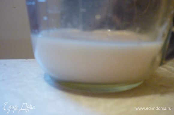 Для теста: Дрожжи и чайную ложку сахара растворить в небольшом количестве молока тёплого.